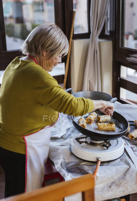 Donna anziana che prepara la pasticceria natalizia spagnola Pestinos — Foto stock
