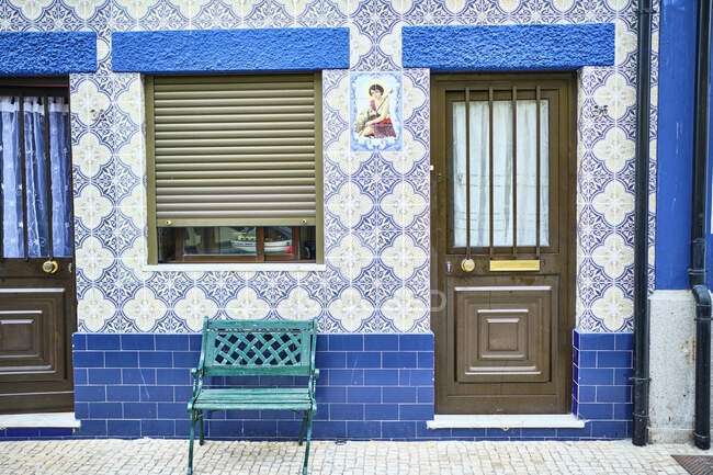 Португалия, Порту, Афурада, Уникальный голубой фасад дома в течение дня — стоковое фото
