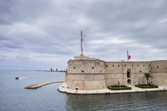 Italia, Provincia de Taranto, Taranto, Nubes sobre el Castillo Aragonés - foto de stock