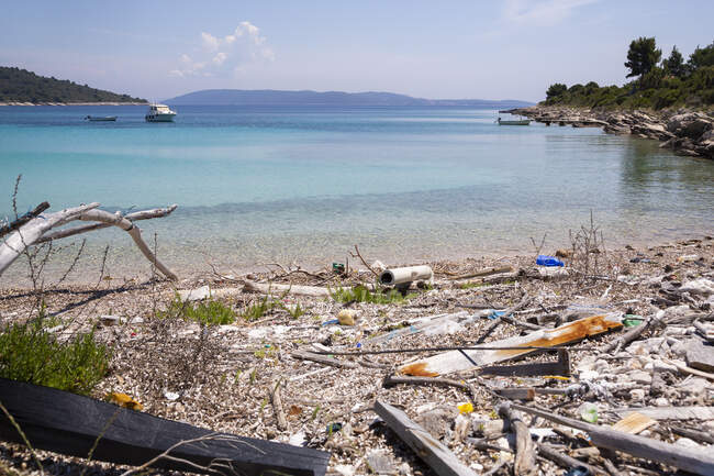 Croazia, Split, Spiaggia costiera coperta di spazzatura — Foto stock