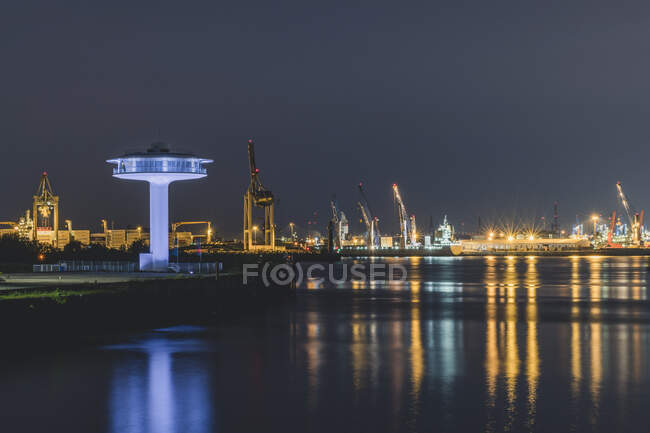 Faro illuminato Zero dal fiume Elba contro il cielo di notte, Amburgo, Germania — Foto stock