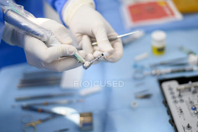 Chirurgo dentista che mostra un impianto — Foto stock