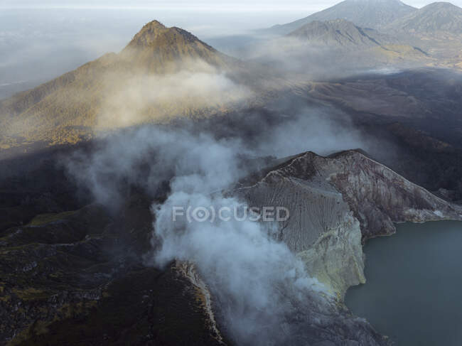 Індонезія, Ява, Повітряне видовище зеленого сірчаного озера вулкану Іген. — стокове фото