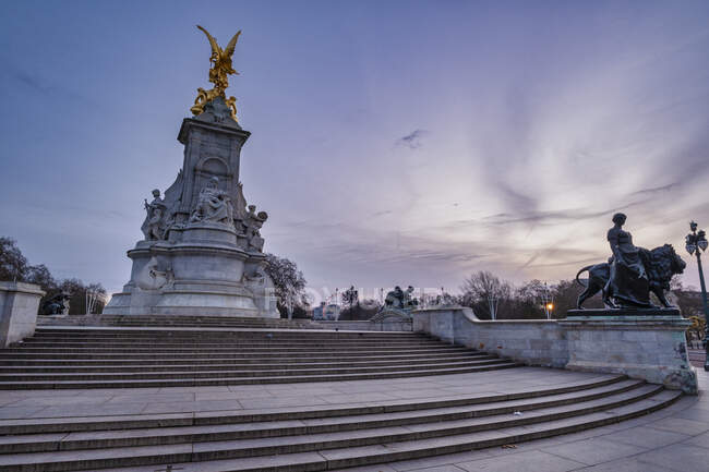Regno Unito, Inghilterra, Londra, Veduta ad angolo basso del Victoria Memorial all'alba — Foto stock