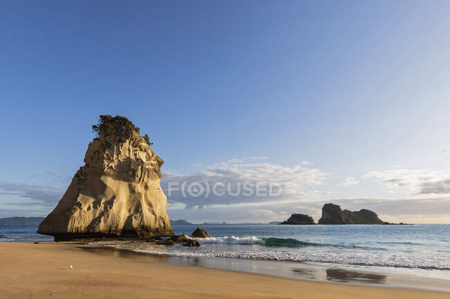 Nueva Zelanda, Isla Norte, Waikato, playa panorámica con Te Hoho Rock - foto de stock