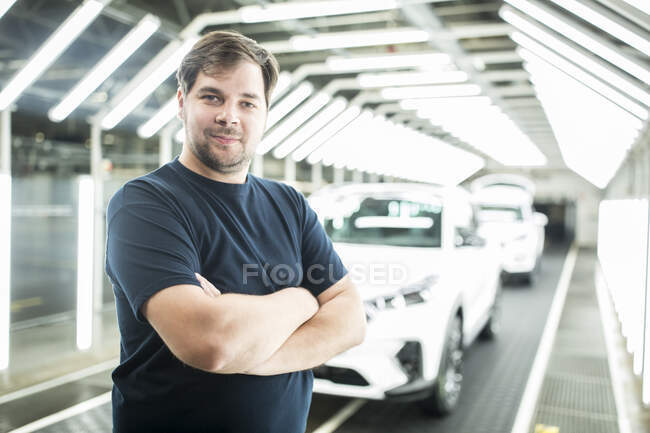 Portrait of confident worker in modern car factory — Stock Photo