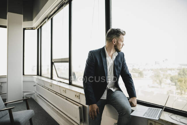 Uomo d'affari che utilizza computer portatile nello spazio di coworking — Foto stock