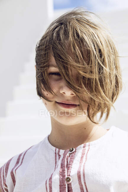 Retrato de chica con cabello castaño suave - foto de stock