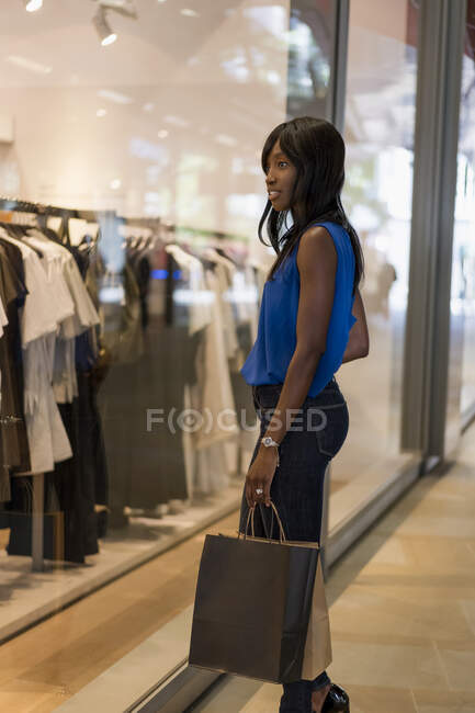 Donna afro-americana con shopping bag in un centro commerciale — Foto stock
