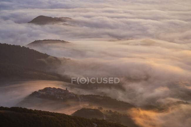 Italie, Vue aérienne d'un épais brouillard matinal recouvrant la vallée boisée des Apennins — Photo de stock