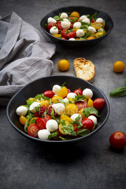Bol de salade avec roquette, mozzarella, tomates cerises et basilic — Photo de stock