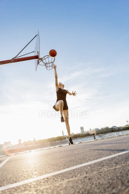 Donna bionda che gioca a basket a Colonia, Germania — Foto stock