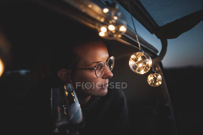 Ritratto di giovane donna con bicchiere di vino bianco in furgone — Foto stock