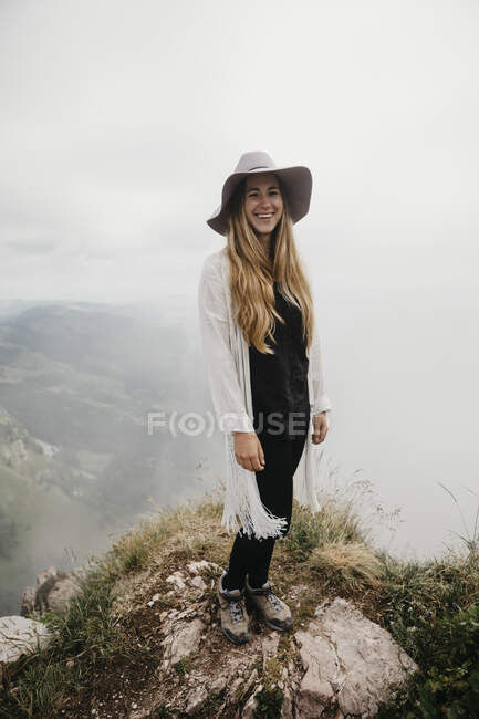 Young woman wearing hat, standing on viewpoint, Grosser Mythen, Switzerland — Stock Photo