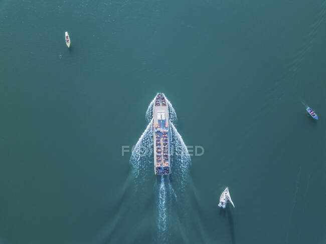 Alemanha, Baviera, Vista aérea do barco de turismo que navega entre outros barcos em águas turquesa do lago Chiemsee — Fotografia de Stock