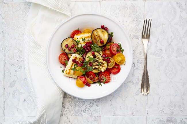 Direttamente sotto sparo d'insalata in piatto da forchetta su pavimento — Foto stock