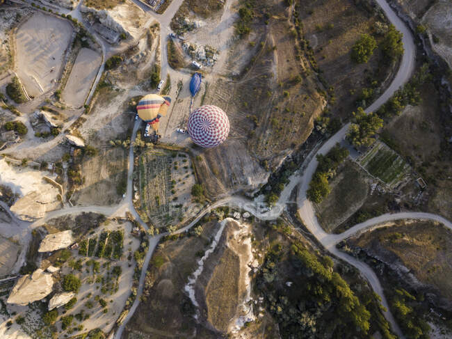 Vue aérienne des montgolfières sur terre au parc national Goreme, Cappadoce, Turquie — Photo de stock