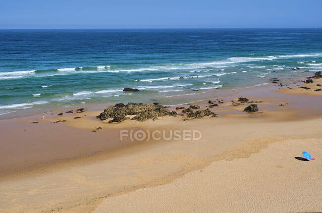 Portugal, Alentejo, Vila Nova de Milfontes, Malhao beach in summer — Stock Photo