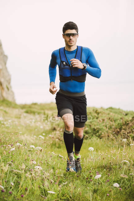 Trail runner training in nature, Ferrol, España - foto de stock