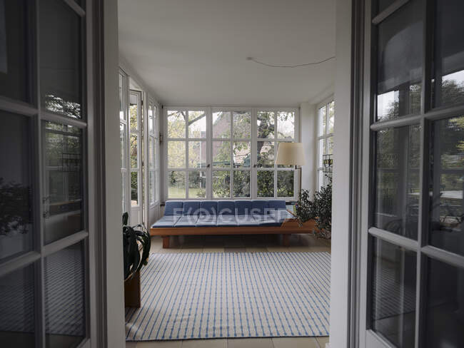 Intérieur de la maison avec grandes fenêtres — Photo de stock