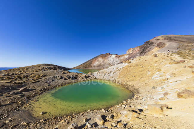 Nuova Zelanda, Isola del Nord, Cielo cristallino sopra i laghi di smeraldo nell'altopiano vulcanico dell'isola del Nord — Foto stock