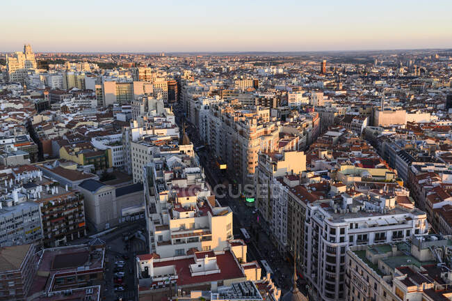 España, Madrid, Vista aérea de la calle Gran Vía al atardecer - foto de stock