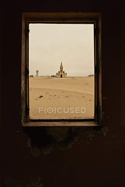 Vista attraverso una finestra della chiesa nel villaggio abbandonato di Ilha dos Tigres, Angola. — Foto stock