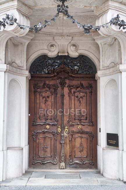 Portas fechadas de igreja antiga na Baviera, Alemania — Fotografia de Stock
