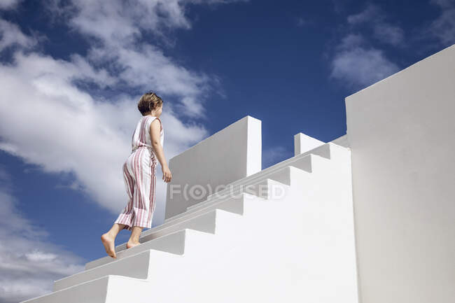 Menina subindo escadas — Fotografia de Stock