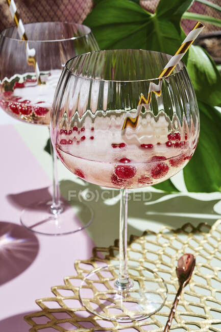 Bicchiere di champagne con bacche fresche — Foto stock