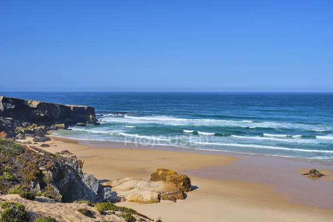 Portugal, Alentejo, Vila Nova de Milfontes, Clear sky over Malhao beach in summer — Stock Photo