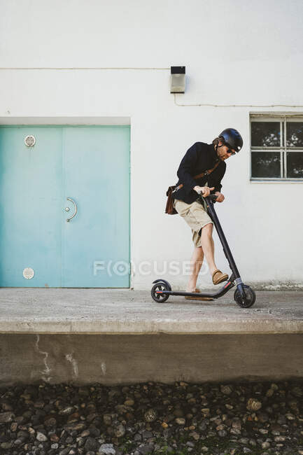 Hombre con scooter eléctrico - foto de stock