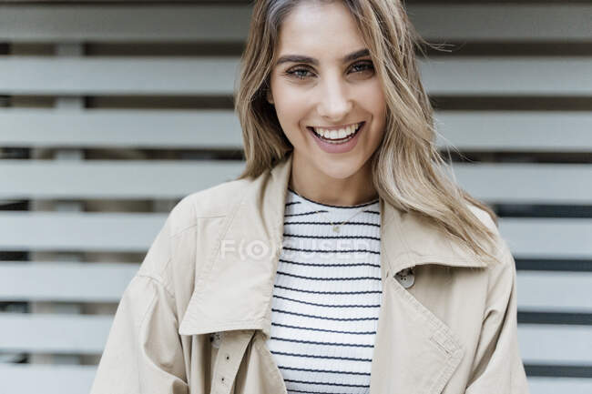 Portrait de femme blonde souriante — Photo de stock