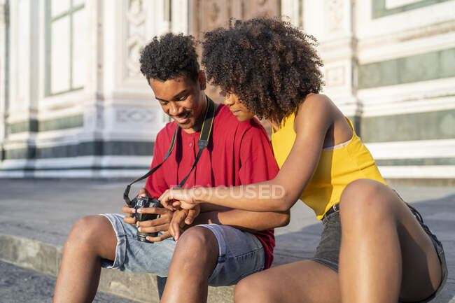 Joyeux jeune couple touristique faisant une pause dans la ville en regardant la caméra, Florence, Italie — Photo de stock