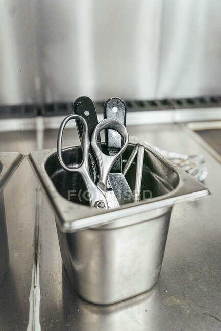 Cooking utensils in a bowl — Stock Photo