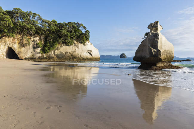 New Zealand, North Island, Waikato, Smiling Sphinx Rock and natural arch in Cathedral Cove — Stock Photo