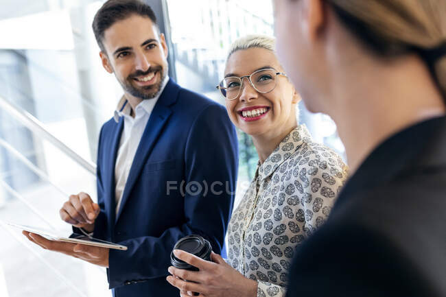 Sorridenti uomini d'affari che lavorano insieme in ufficio — Foto stock