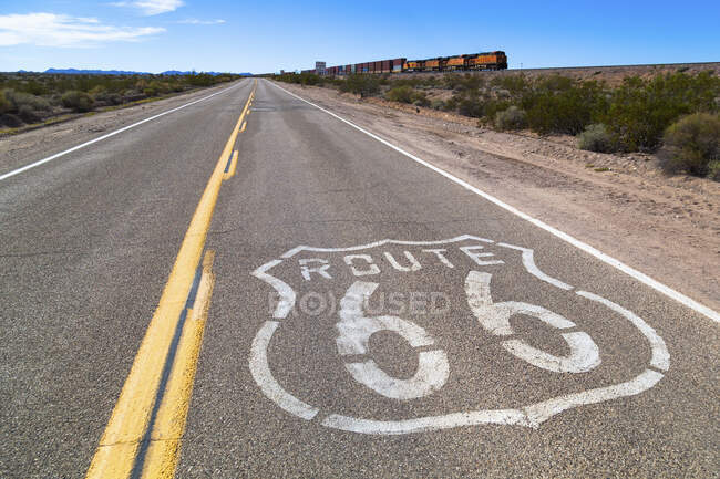 USA, California, cartello Route 66 su strada — Foto stock
