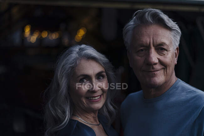 Портрет усміхненої старшої пари вночі. — стокове фото