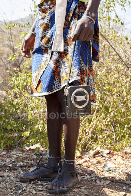 Ndengelengo man, holding radio on his hands, Garganta, Angola. — Stock Photo