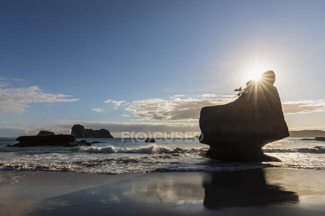Nuova Zelanda, Isola del Nord, Waikato, Silhouette of Smiling Sphinx Rock al tramonto — Foto stock
