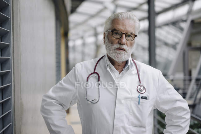 Portrait d'un médecin senior sérieux — Photo de stock