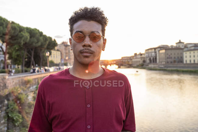Ritratto di giovane all'Arno al tramonto, Firenze, Italia — Foto stock