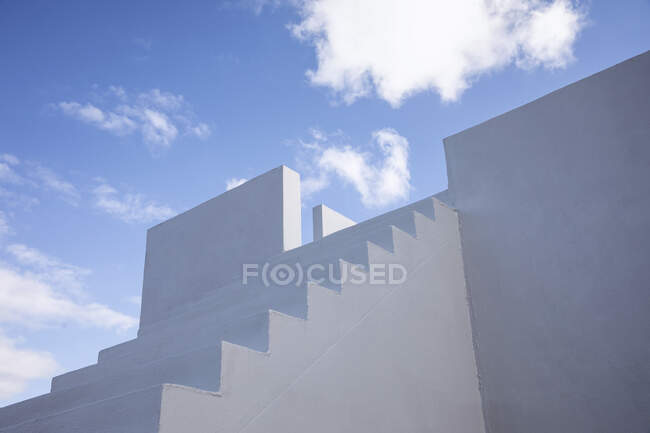 Облака над белой лестницей — стоковое фото