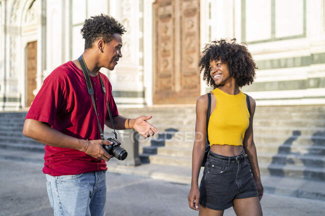 Щаслива молода туристична пара, яка ходить і розмовляє в місті Флоренція (Італія). — стокове фото