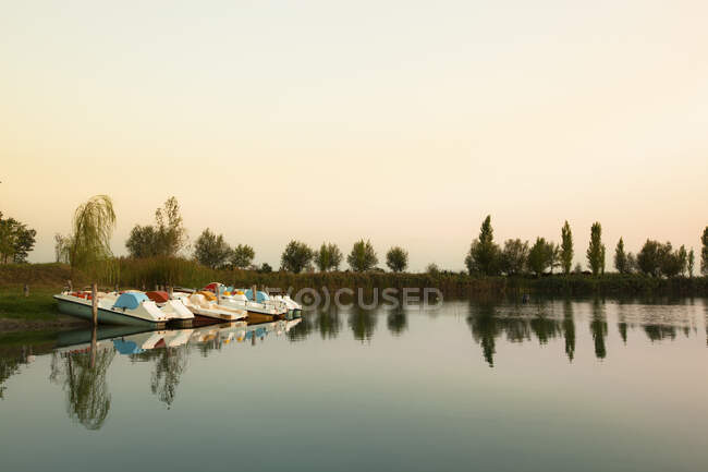 Italie, Emilie Romagne, Paddle bateaux sur la rivière Po au lever du soleil — Photo de stock