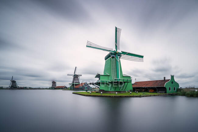 De Gekroonde Poelenburg sul fiume Zaan contro il cielo a Zaanse Schans, Zaandam, Paesi Bassi — Foto stock