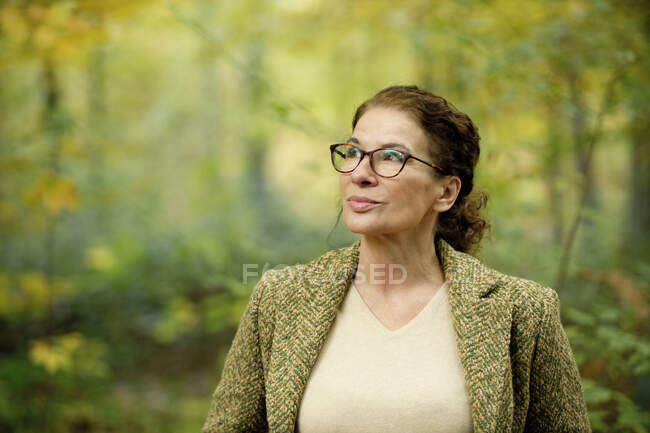Porträt einer reifen Frau im Herbstwald — Stockfoto