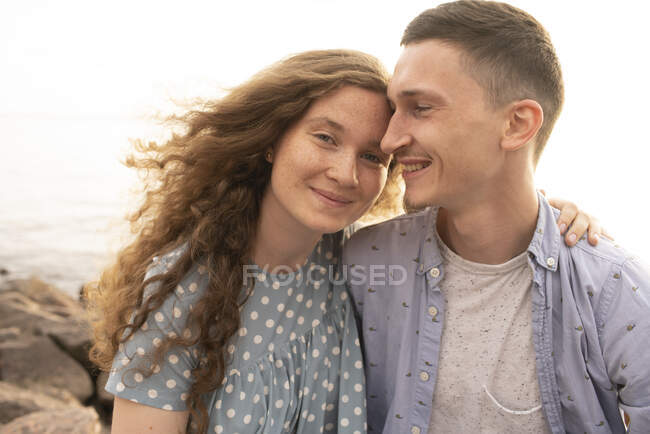 Retrato de jovem casal na praia — Fotografia de Stock