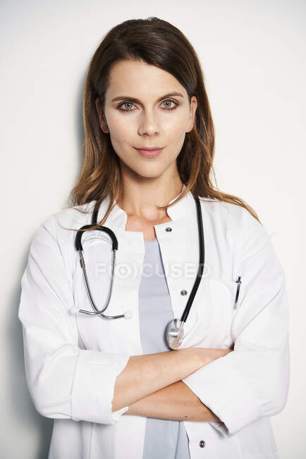 Portrait de femme médecin confiante avec stéthoscope — Photo de stock